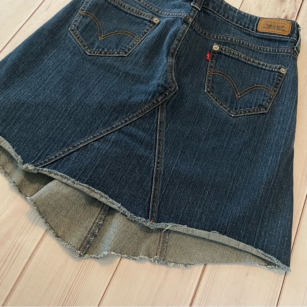 y2k Levi’s Denim Jean Skirt Size 8 Raw Edge Frayed Hem Asymmetrical Stitching - Picture 11 of 16